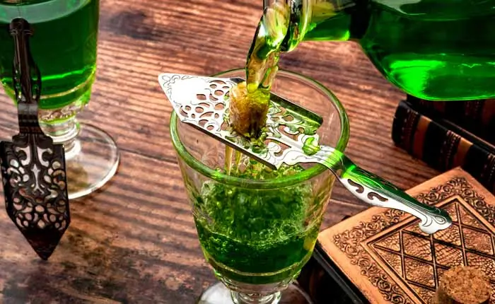 Absinth enth&auml;lt ebenfalls das Wermutkraut Artemisia Absinthium