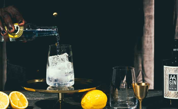 AA Gin pur oder als Gin Tonic genießen!