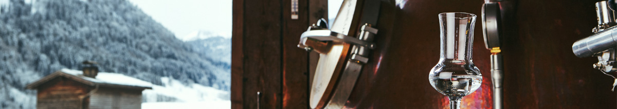 Die Herstellung vom Löwen Gin Der Dry Gin wird doppelt destilliert und ohne Zusatz von Zucker gebrannt