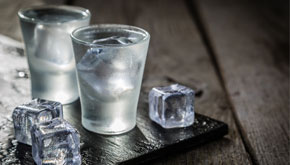 Gläser mit eiskaltem Wodka Gläser mit eiskaltem Wodka